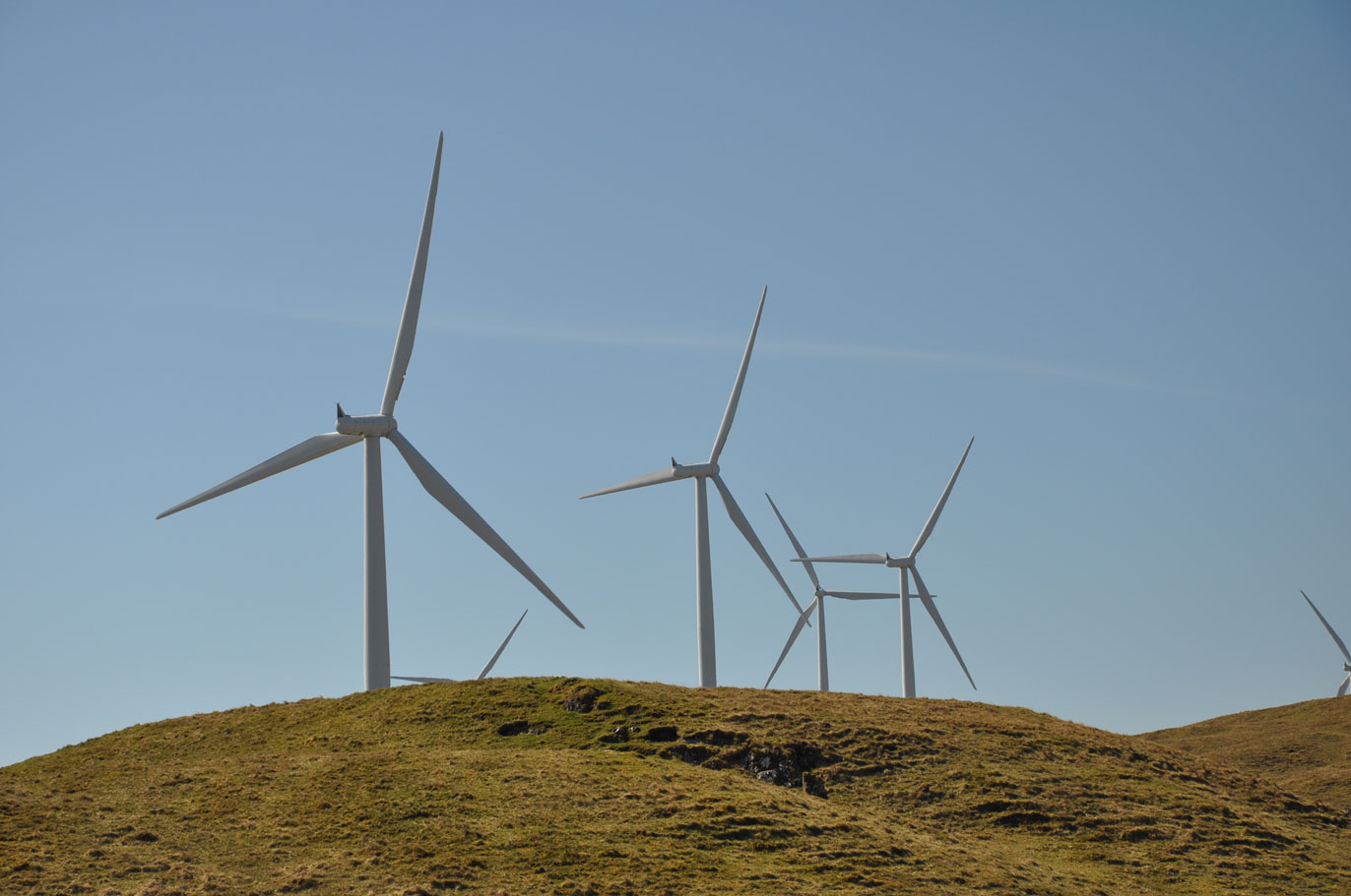 160514-CGW-300dpi-WTGs-on-hill-1